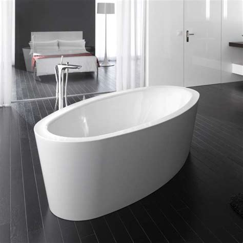 Eigentlich sollte die weiße wanne die standardbauweise für keller sein. Bette Home Oval Silhouette freistehende Badewanne Wanne ...