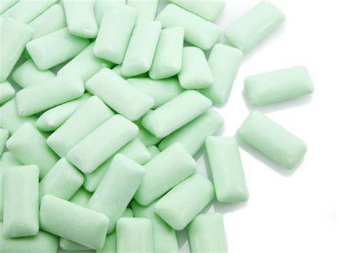 5 Common Chewing Gum Ingredients That May Cause Cancer