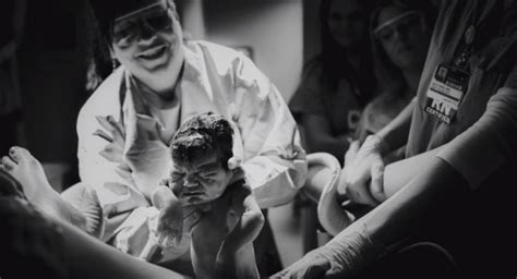 27 Extraordinary And Powerful Moments Documented During Childbirth