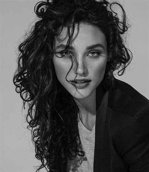 Pin By Kristýna Čapková On Photoshoot In 2021 Curly Hair Model Curly