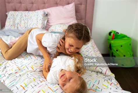 gadis kecil yang ceria bersenangsenang di kamar tidur foto stok unduh gambar sekarang istock