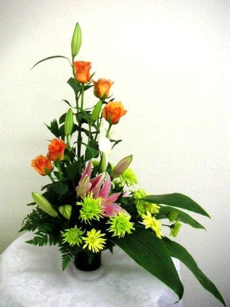 Discover how to arrange flowers and recreate bouquets by top florists. L shaped arrangement - California Flower Art Academy