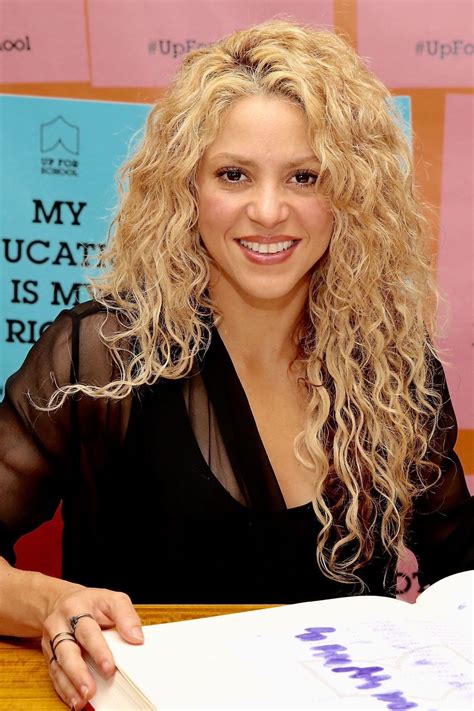 42 Hairstyles That Really Show Off Your Curls Shakira Hair Hair Styles Curly Hair Styles