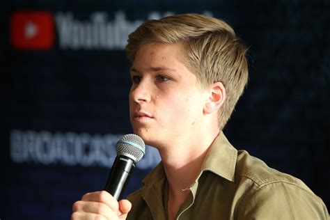 Steve irwin died on 4 september 2006 at the age of 44 years old in batt reef, queensland, australia due to stingray injury bob said he didn't think he would be invited to granddaughter bindi's wedding. Robert Irwin Is Reportedly Dating a Girl Named Elisha ...