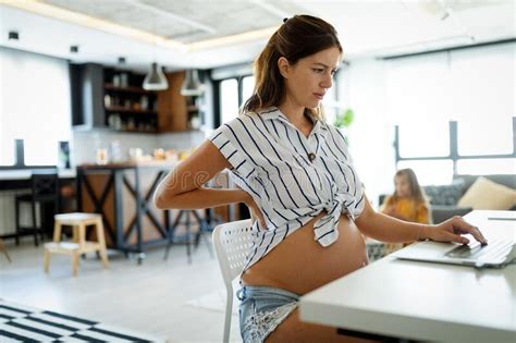 Mujer Embarazada Cansada Trabajando Desde Casa En Computadora Imagen De Archivo Imagen De