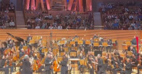 Woman Appears To Have A Loud And Full Body Orgasm During La Philharmonic Concert Vt