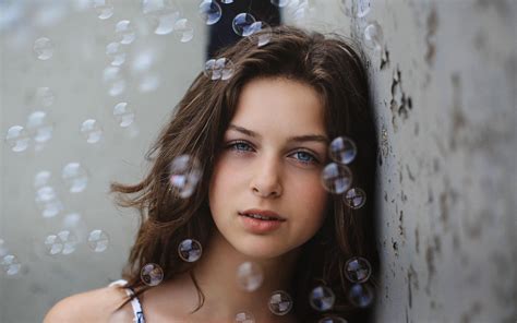sexy slim blue eyed long haired brunette teen girl wallpaper 5395 2560x1600 wallpaper juicy