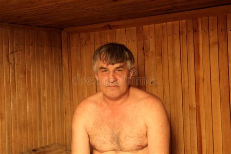 Sauna finlandais d homme image stock Image du médecine 10430619
