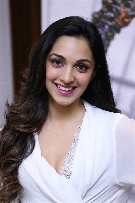 Kiara Advani HD Wallpapers Download Bollywood Hairstyles Kiara Advani Hot Beautiful Actresses