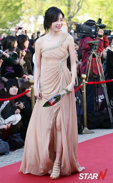 Han Hyojoo Draws People S Attention With Nude Tone Dress