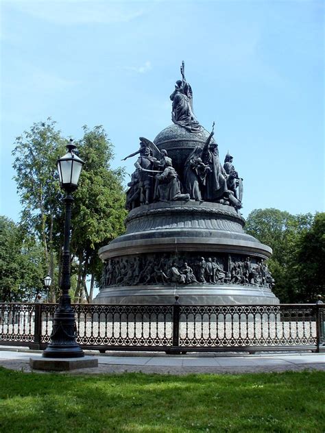 Памятник «Тысячелетие России» в Великом Новгороде, был торжественно открыт в сентябре 1862 года ...