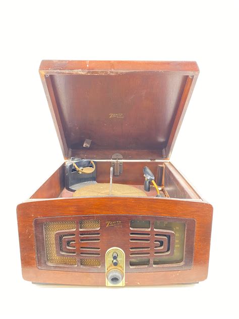 Lot - Vintage Zenith Radio/Phonograph Model 5R085 Z