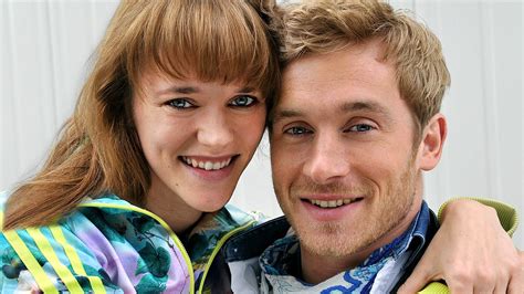 Bei sturm der liebe haben sie sich vor rund sechs jahren kennengelernt, dieses jahr feiern samuel koch, 33, und ehefrau sarah elena timpe, 35, schon ihren vierten hochzeitstag. Ein Paar! Samuel Koch & Sarah Elena Timpe verliebt ...