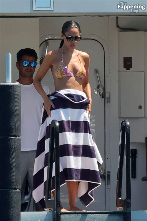 Eiza Gonzalez Flaunts Her Sexy Bikini Body On The Boat Photos