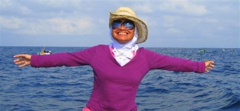 Kali ini mau mewarnai cleana yang pudar.menggunakan cat buatan temen khusus untuk pakaian. 32+ Gaya Foto Keren Wanita Berhijab Di Pantai - Arjuna Gambar