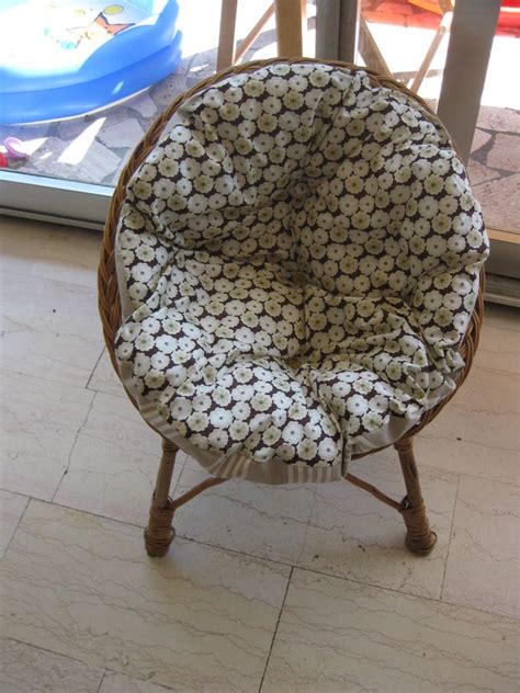 Fauteuil effet rotin naturel avec coussin ecru et pieds. Coussin rond pour mini fauteuil rotin - Photo de mes ...