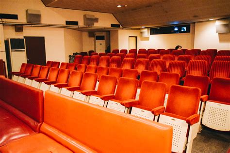 映画館(えいがかん) • (eigakan) (kyūjitai 映畫館). みんなが恋する映画館「ブルーバード」の40年とこれから | BAMP