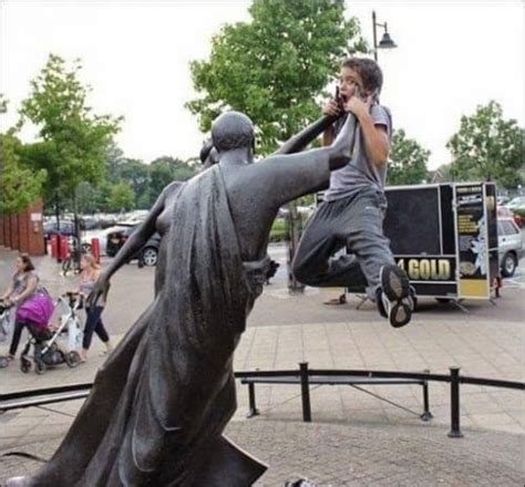 People Having Fun With Statues 30 Photos Page 2 Of 3 Funny Things