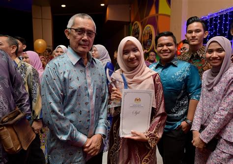 We did not find results for: Norazlin terima Anugerah Penghargaan Khas Tokoh Siswa ...
