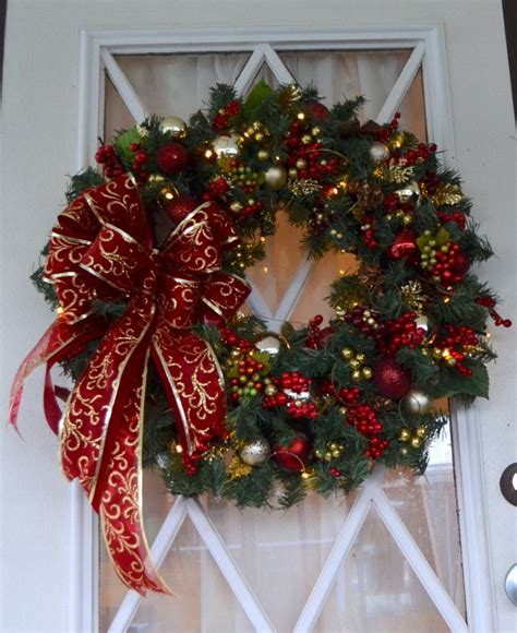 Elegant Christmas Door Wreaths To Put Anyone In The Christmas Mood