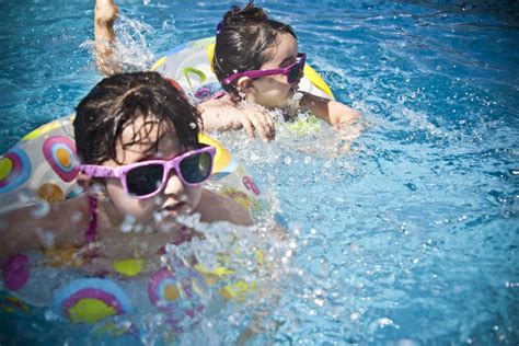 Fotos gratis agua gente niña blanco jugar anillo mojado linda verano piscina joven
