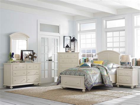 Your bed should be the focal point of your bedroom. Broyhill Furniture Seabrooke 4471-230 6 Drawer Dresser ...