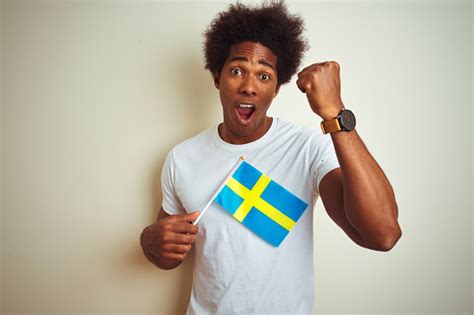Junge Afro Amerikanische Mann Hält Schweden Schwedische Flagge Stehen Über Isolierten Weißen