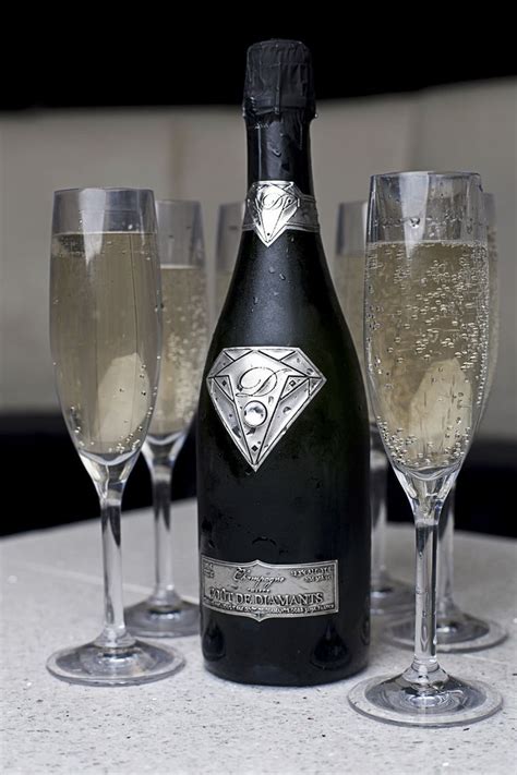 Une Bouteille De Champagne Au Goût De Diamants Expensive Champagne