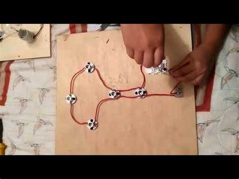 Se llama circuito en serie a un tipo de circuito eléctrico provisto de un único camino para la corriente, que debe alcanzar a todos los bornes o terminales conectados en la red de manera. circuito eléctrico en serie, paralelo y mixto - YouTube