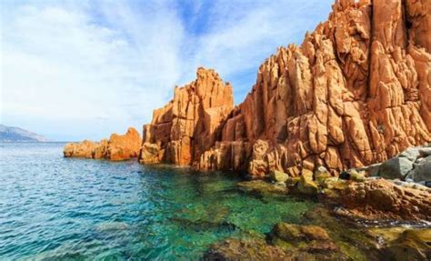 Para ello este hotel cuenta con puntos de carga para vehículos eléctricos, uso de biomasa para la climatización de las piscinas, productos de limpieza sostenibles, fuentes de osmosis, fomento de los vinos de la isla y de los productos de km 0, así como el control de los consumos de agua y energía. Viajes en Europa: Cerdeña, la isla italiana donde conviven ...