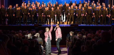 Born 10 july 1970) is a swedish singer, actress and musical theatre performer who lives in gamla enskede in stockholm. Fem utsålda hus för Orphei Drängar, Helen Sjöholm och ...