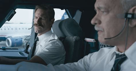 Pilot chesley sullenberger is branded a hero when he saves his passengers' lives by landing his damaged airliner on the hudson river, but he is left haunted by the event. Sully | Film-Rezensionen.de
