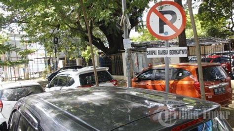 Foto Mobil Parkir Di Bawah Rambu Larangan Parkir Rs Labuang Baji Makassar Tribun