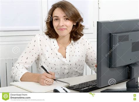 Ładna Młoda Biznesowa Kobieta Pracuje Przy Komputerem Osobistym W Biurze Obraz Stock Obraz