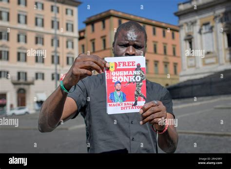 Rome Rome Italie août Un militant sénégalais affiche un dépliant avec un slogan pour