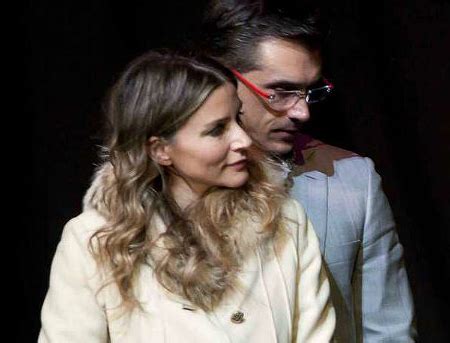 .desprecia a su cuñado sergio mayer (esposo de issabela camil) parado, y que con su familia (issabela, antonia y victoria) puede hacer y deshacer, pero con la de su esposa nunca lo haría; Isabella Camil y Sergio Mayer, cómplices y más enamorados ...