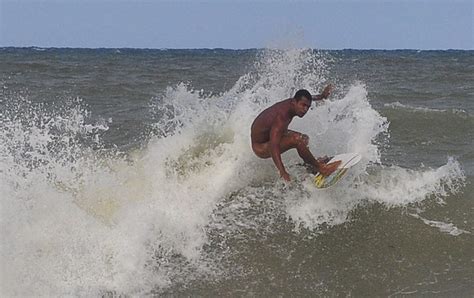 Surfistas peladões disputam torneio em praia de nudismo da Paraíba