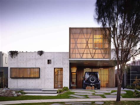 This Splendid Hardwood and Concrete House Captivates with Its