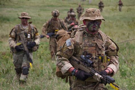 Us British Paratroopers Train To Patrol React To Contact Article