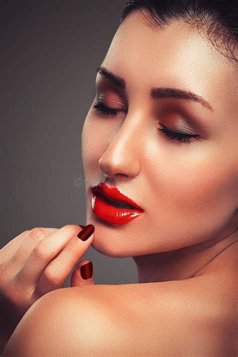 sluit omhoog van sensuele mooie krullende vrouw met rode lippen stock afbeelding image of