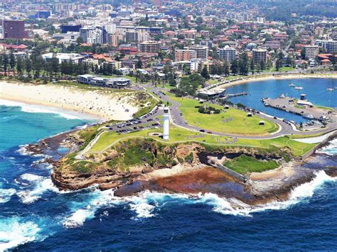 Wollongong Harbour And Lighthouse Nsw Holidays And Accommodation