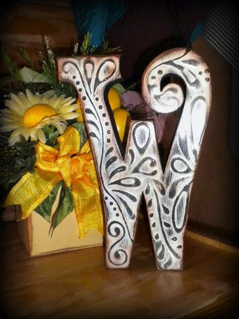 Pretty Painted Standing Letter W With Raised Design Oo~la~la