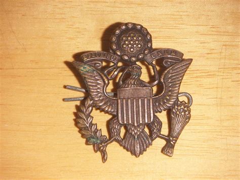See more ideas about badge, british army, cap. Possible WW1 British made US Army Officers cap badge?