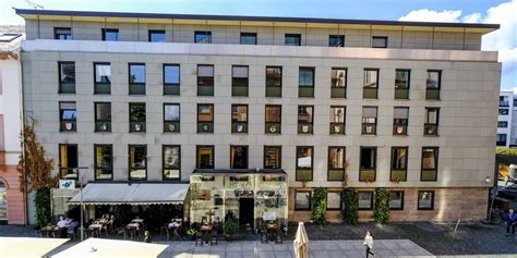 Um den größten raubüberfall in der geschichte durchzuziehen, rekrutiert ein mysteriöser mann, der nur professor genannt wird, eine bande von acht räubern, die eine einzige eigenschaft teilen: Wohnbau verkauft Haus des Deutschen Weines an Gemünden ...