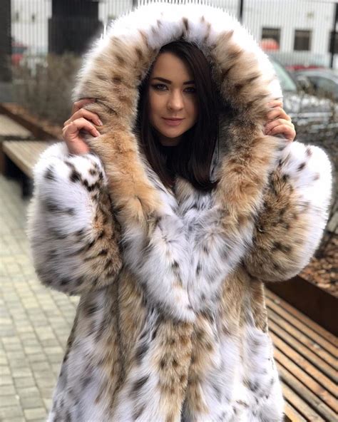 На данном изображении может находиться 1 человек girls fur coat fur fashion fur coats women