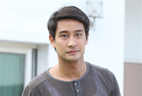 ณวัฒน์ กุลรัตนรักษ์ ชื่อเล่น ป้อง เป็นนักแสดงชาวไทย เข้าวงการจากการเป็นหนุ่มแพรวปี 2000 หลังจากนั้นเขาเซ็นสัญญาเป็นนักแสดง. ใครว่า พี่ป้อง ณวัฒน์ มองหน้าบางมุมแล้วคล้ายเฮีย หลิวเต๋อ ...