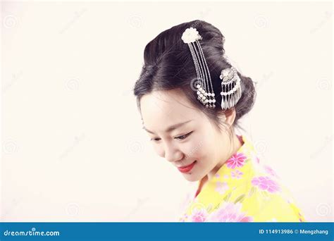 traditionelle asiatische japanische schöne geishafrau trägt kimonolächeln auf einem