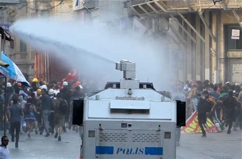 Police intervene on İstiklal Avenue against protesters gathering to re