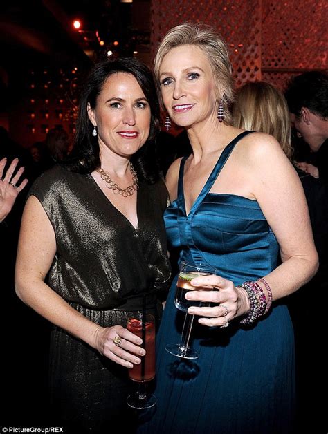 Jane Lynch S Ex Lara Embry Doesn T Get Close To K Spousal Support As Divorce Is Settled