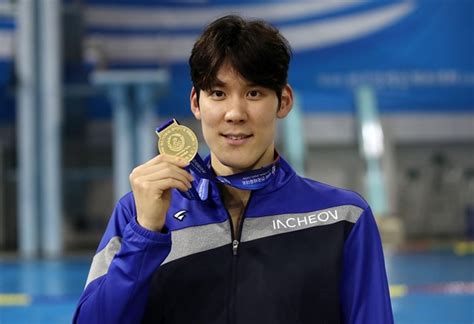 박태환이 올림픽에서 마지막으로 메달을 딴 2012년 이후 사라진 한국 수영의 올림픽 메달에 겁없는 고교생이 도전장을. 박태환, 은퇴? "지금은 체전에 집중, 조만간 생각 정리할 것"
